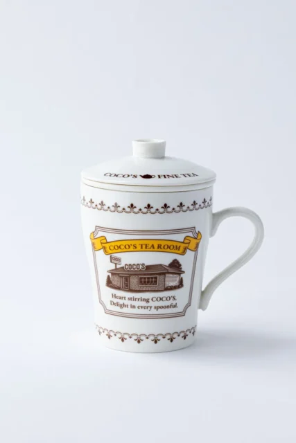 ココスの英国風イラストが描かれた茶こし付きマグカップ