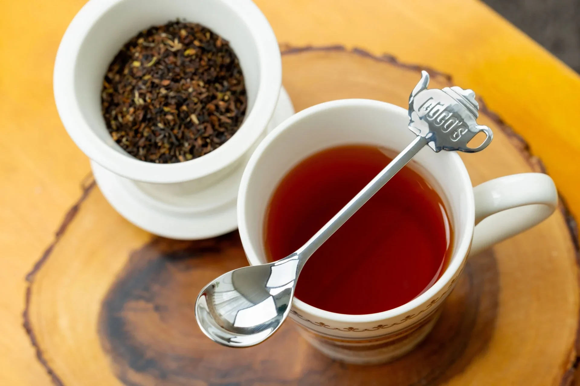 ティースプーンと紅茶、茶葉のセット使用イメージ