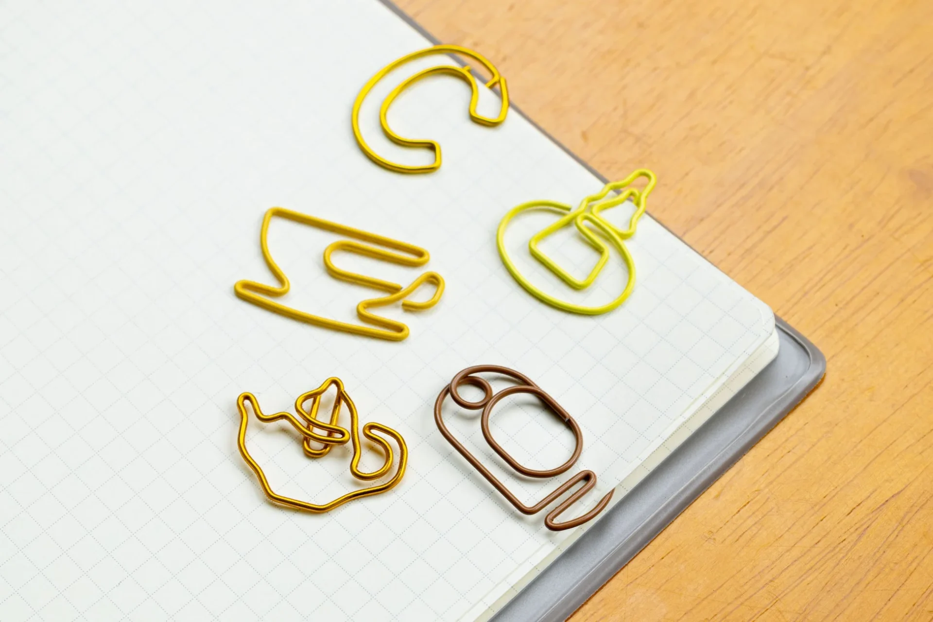 ゼムクリップをノートのしおりとして使用しているイメージ
