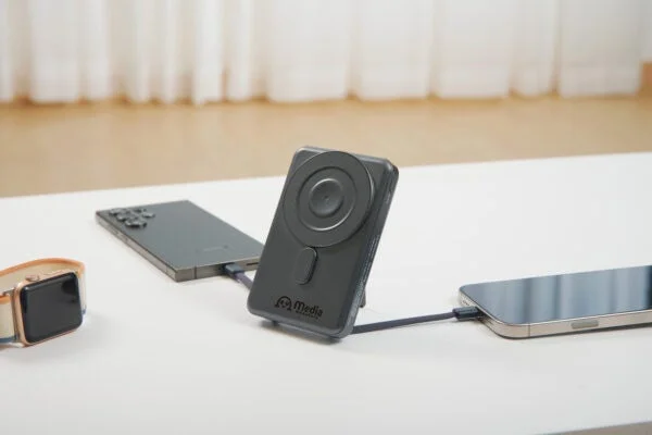メディアモンスターの多機能ワイヤレスモバイルバッテリーでAppleデバイスを充電する様子