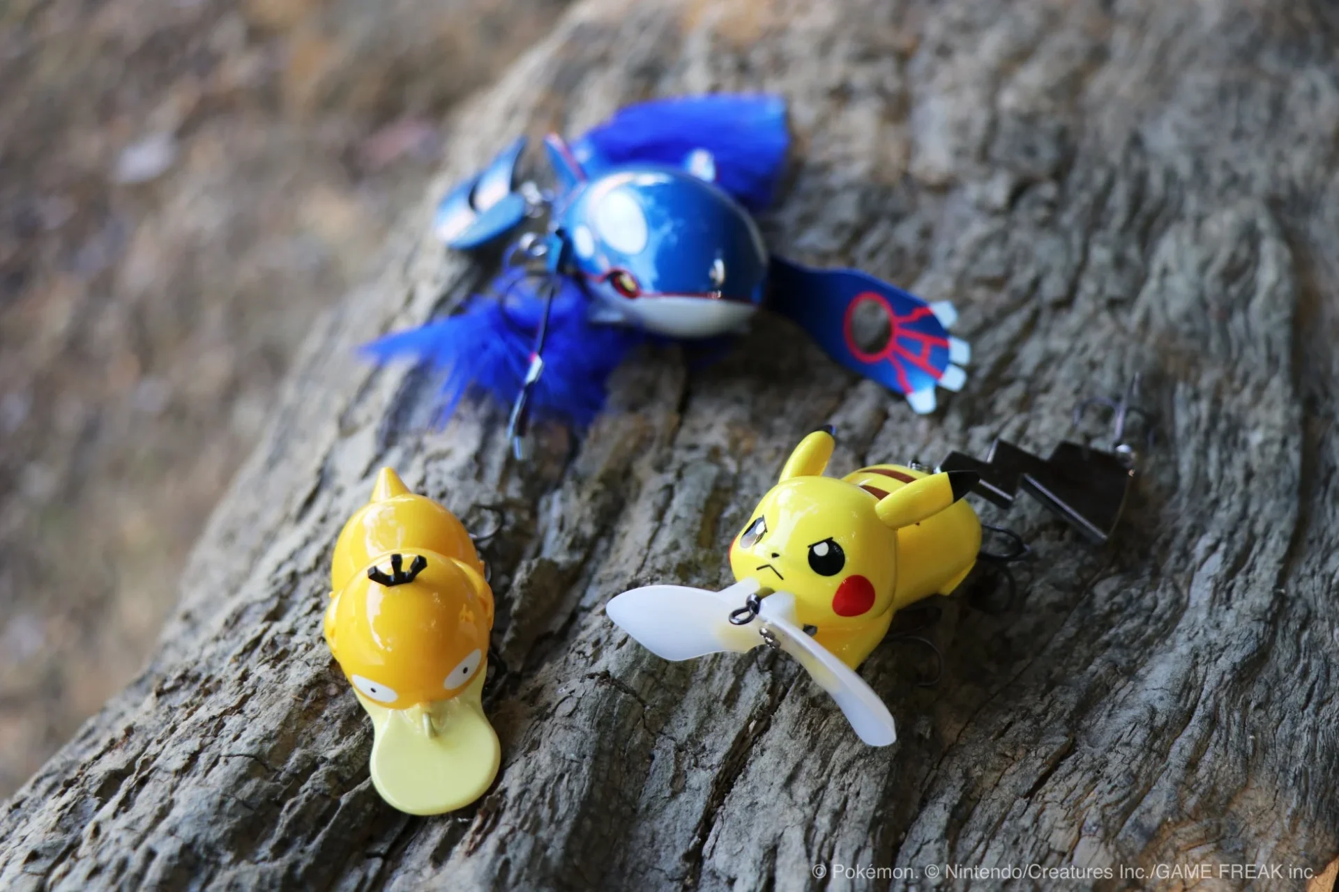 ピカチュウ、コダック、カイオーガのポケモンルアーが並ぶ様子。