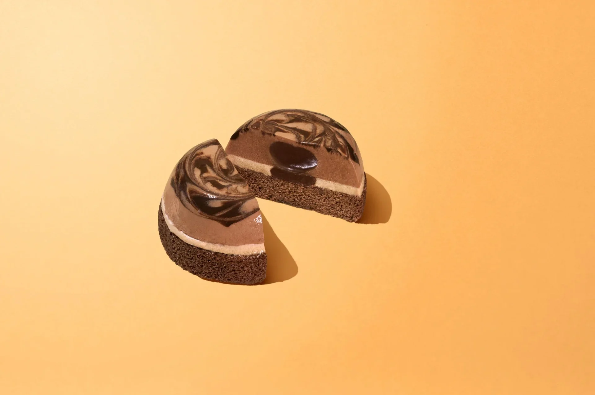 濃厚ショコラドームケーキの断面で3層のチョコが確認できる