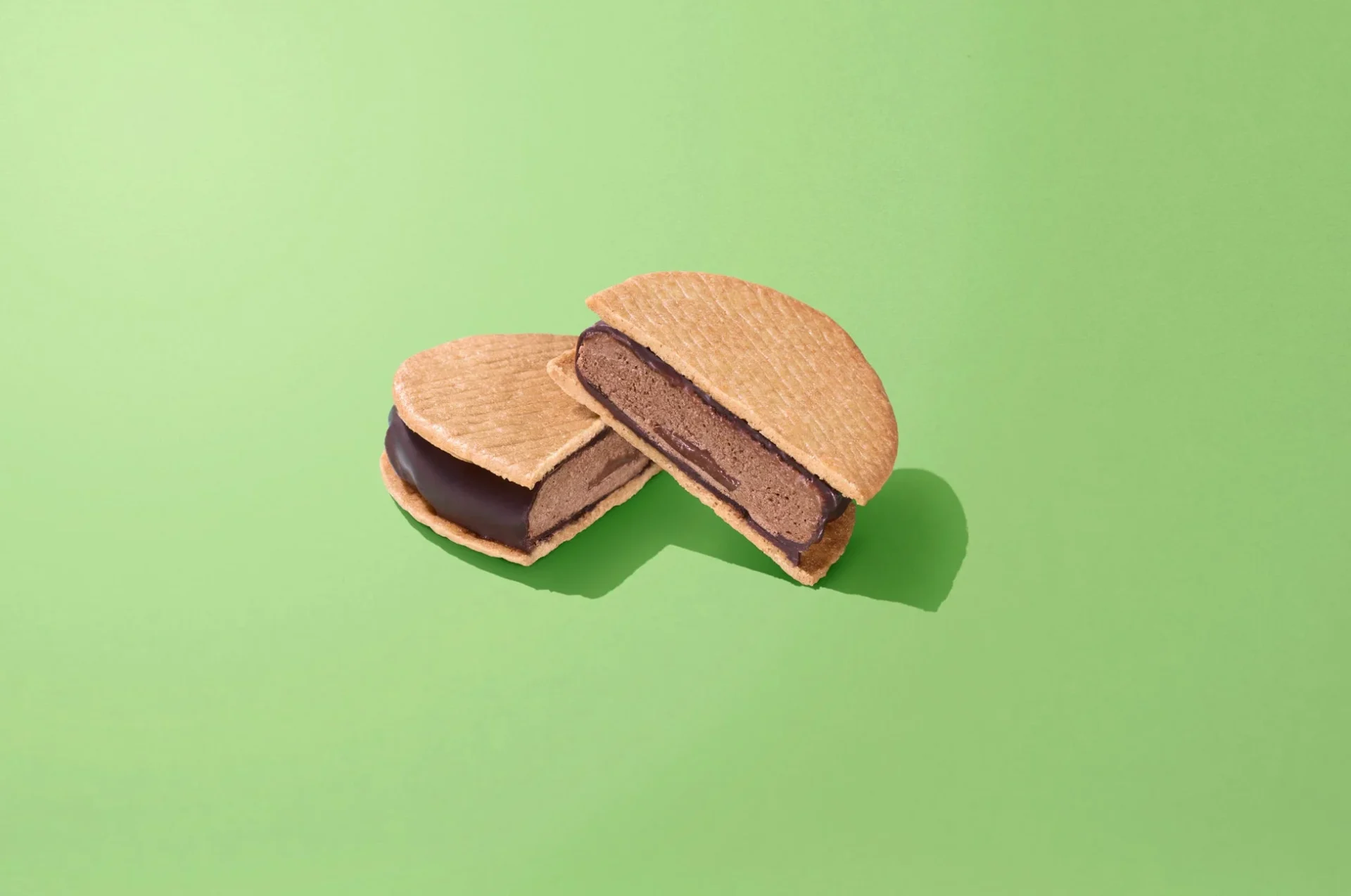 クリスピーチョコサンドの断面、チョコクリームとソースが見える