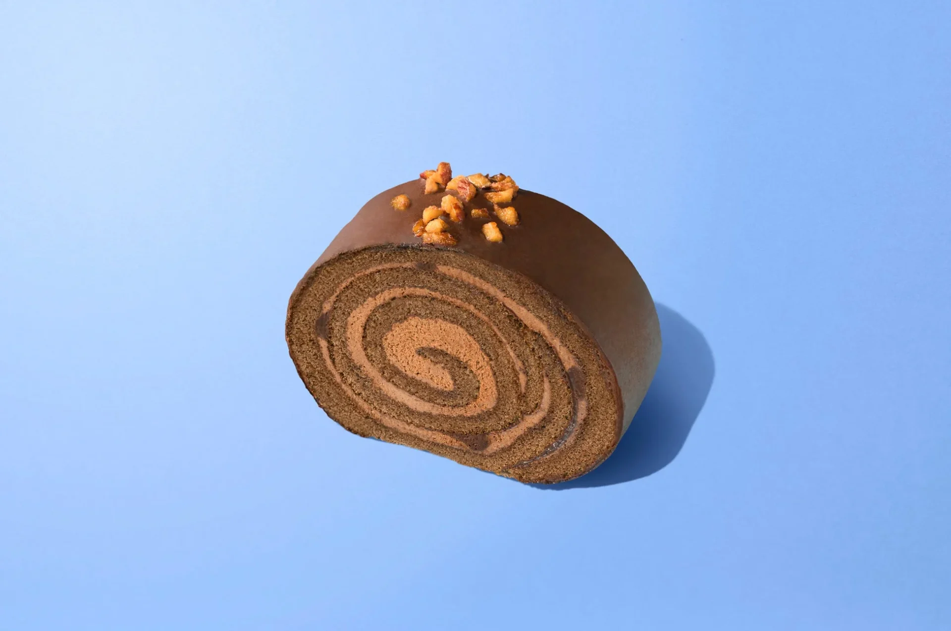 濃厚ショコラロールの断面、渦巻状のチョコ生地とクリーム