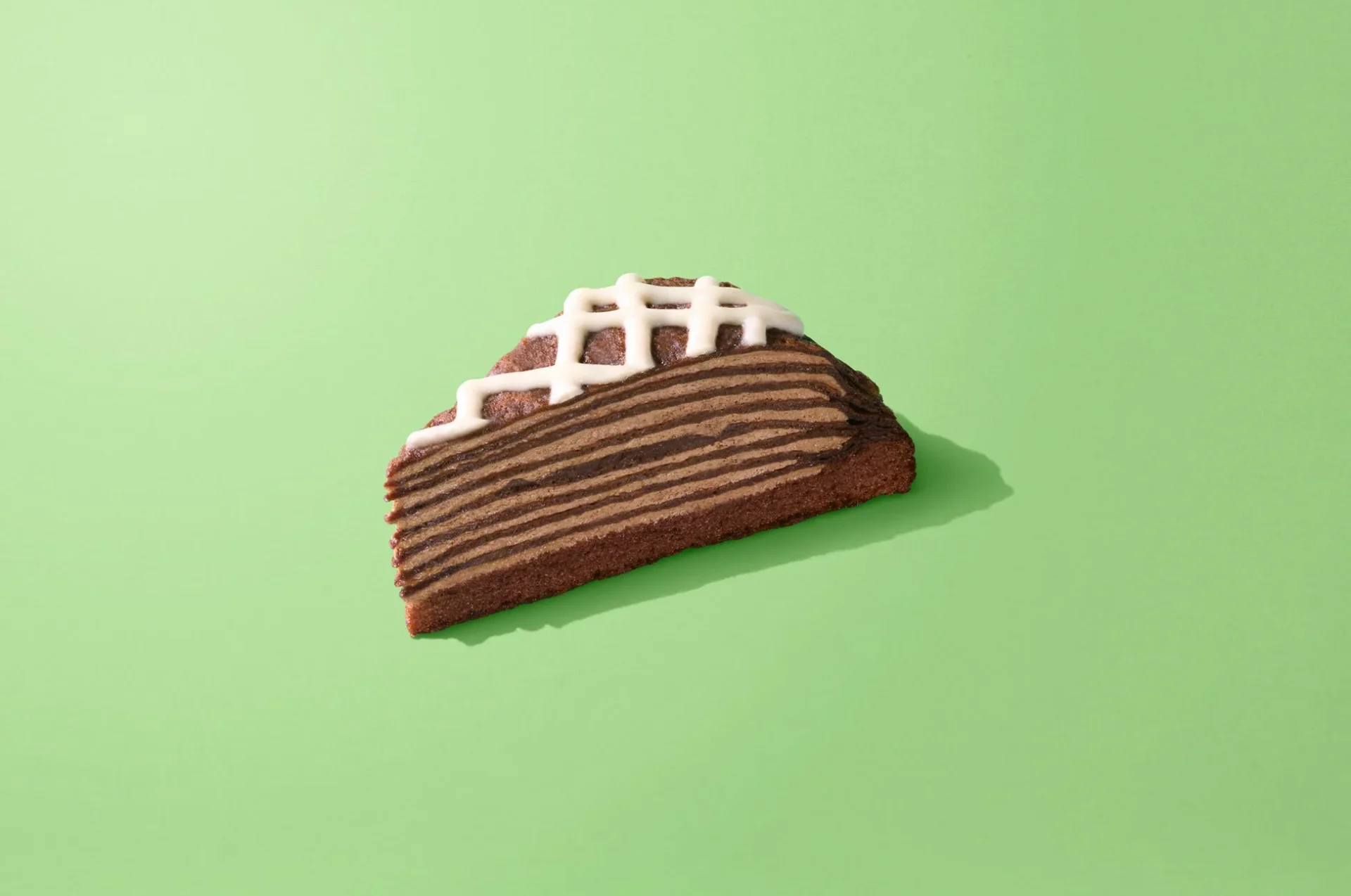 ショコラミルクレープの断面、何層にも重なったクレープ生地とクリーム