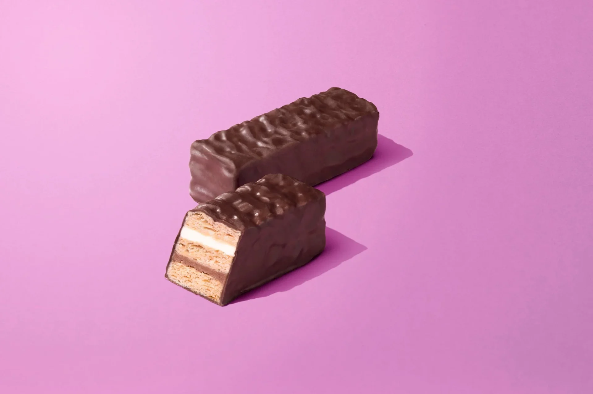 ミルフィーユトリプルショコラの断面、パイ生地と2層のクリーム