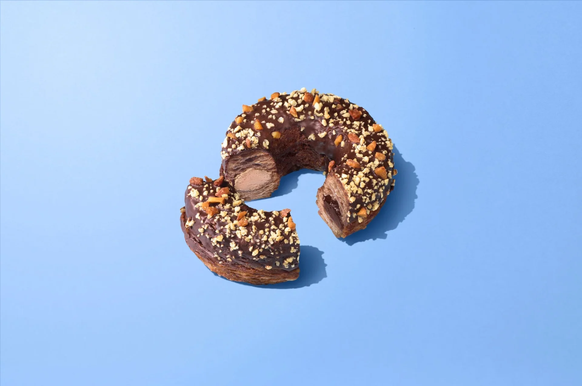 トリプルチョコクロワッサンドーナツの断面、チョコクリームとコーティング