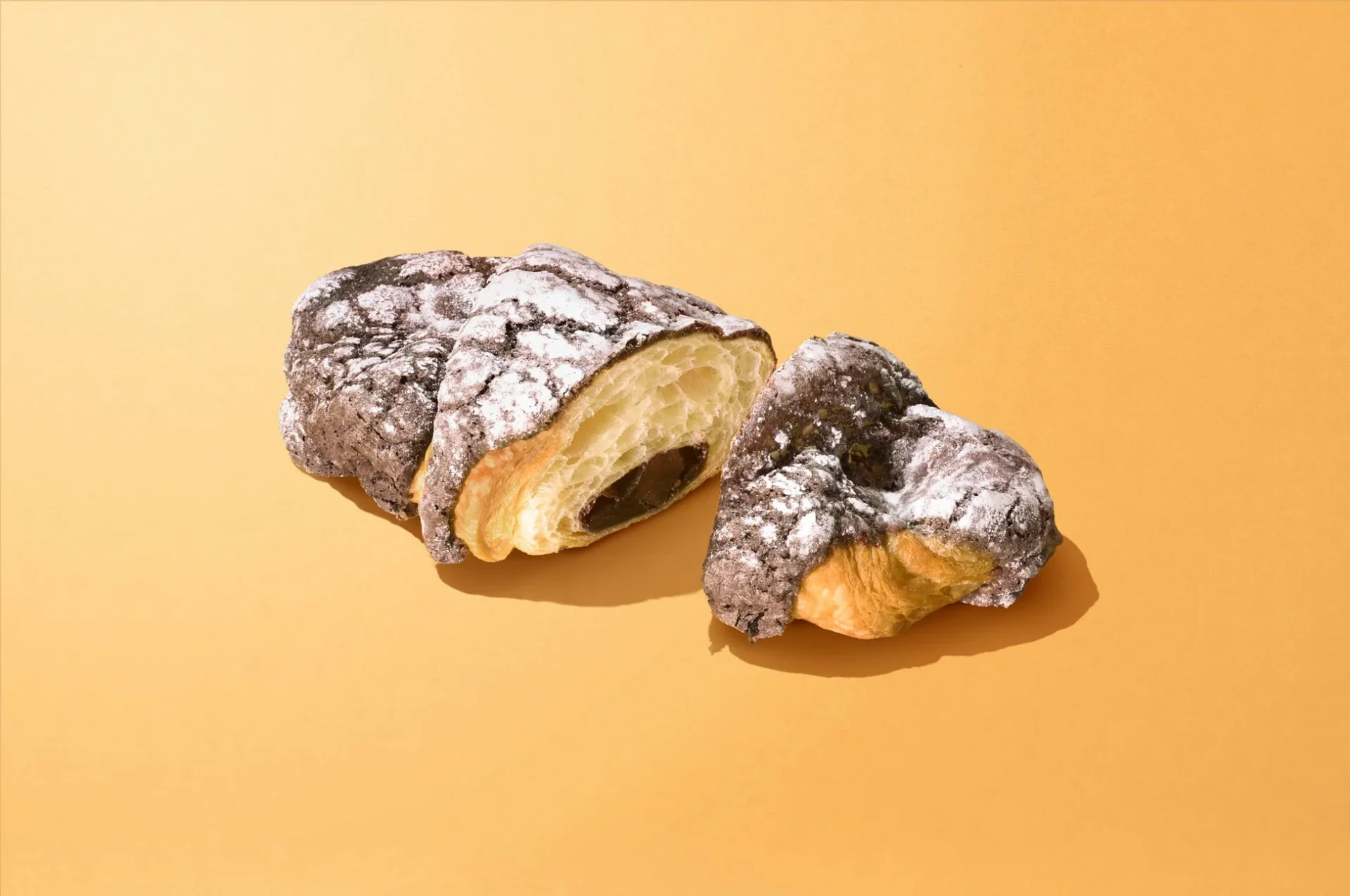 チョコマカロンクロワッサンの断面、チョコクリームとダイス