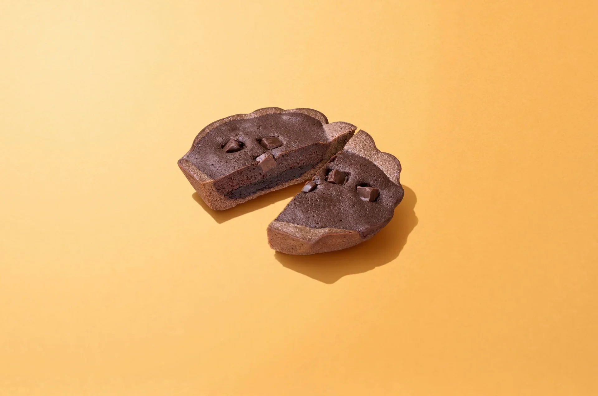 チョコクリームinトリプルチョコマドレーヌの断面、2層のチョコ生地とクリーム