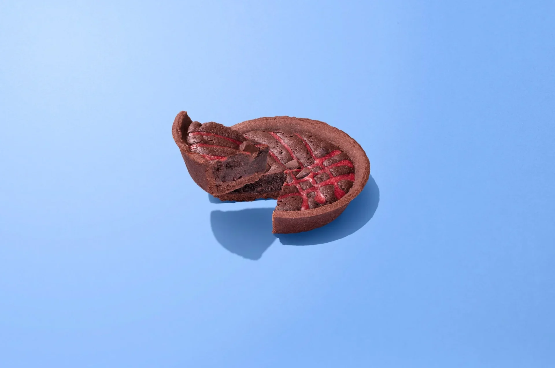 ラズベリー香るトリプルチョコタルトの断面、ラズベリーソースとチョコ生地