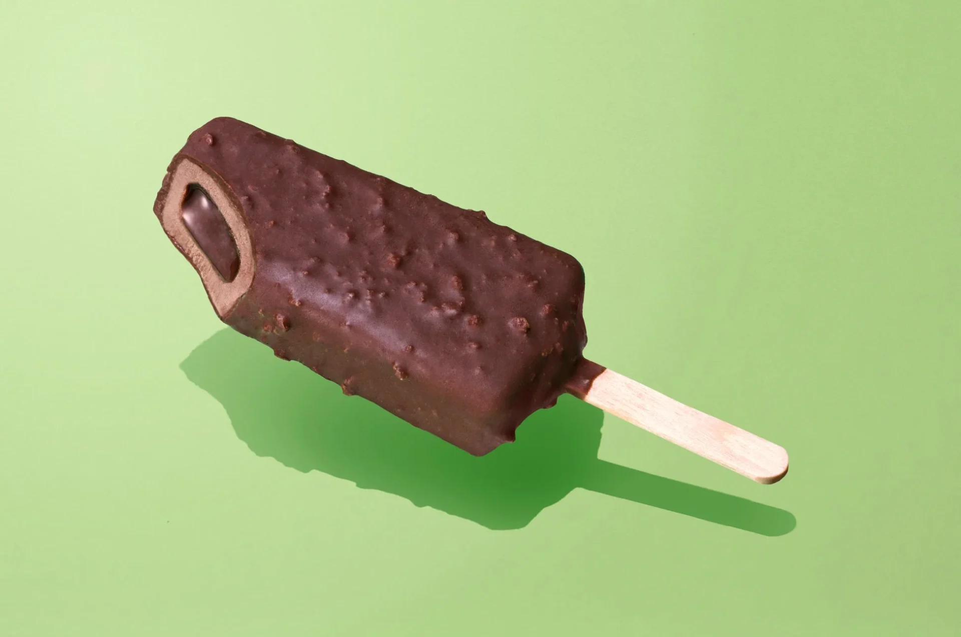 濃厚チョコアイスバーの断面、濃厚なチョコアイスとチョコソース