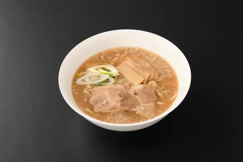 「お店で仕上げた 醤油ラーメン」の完成写真、具材が見える