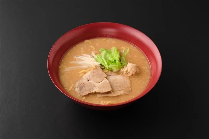「お店で仕上げた 味噌ラーメン」の完成写真、具材が見える