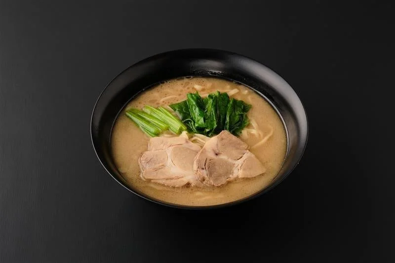 「お店で仕上げた 豚骨醤油の家系ラーメン」の完成写真
