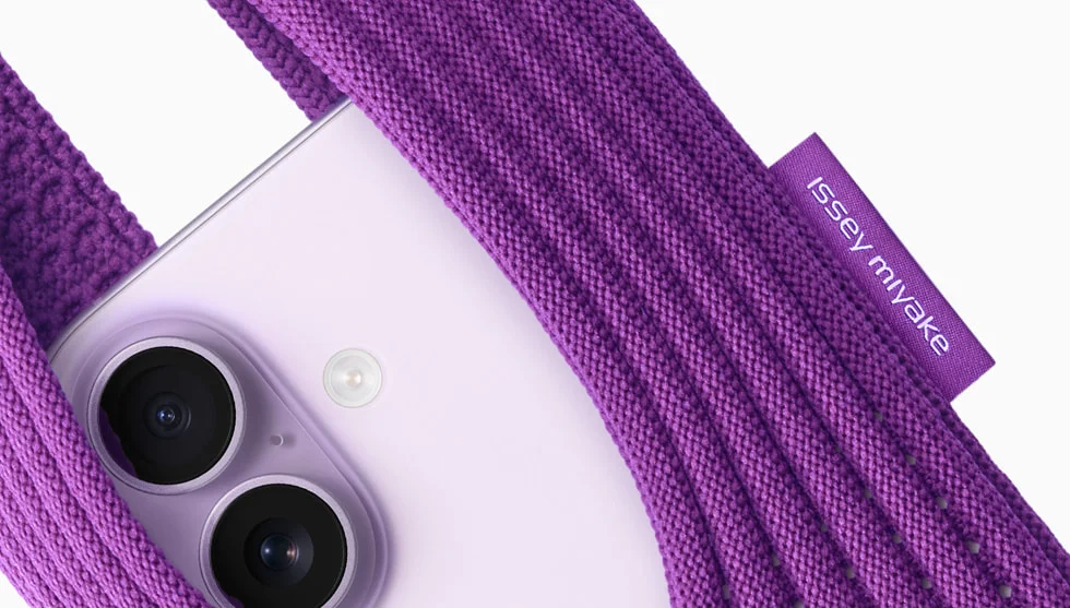 パープルのiPhone PocketとラベンダーのiPhone 17の組み合わせ