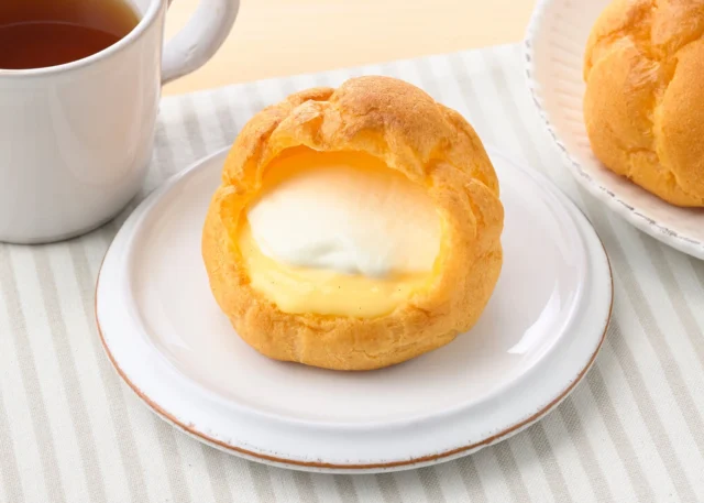 ジャンボシュークリーム（ホイップ&カスタード）の断面