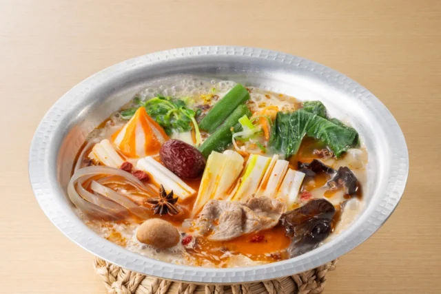 薬味を追加してガツンとシビ辛に味変した麻辣湯