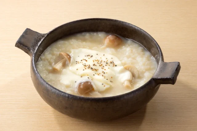 モッツァレラチーズがたっぷり入った濃厚な麻辣湯チーズリゾット