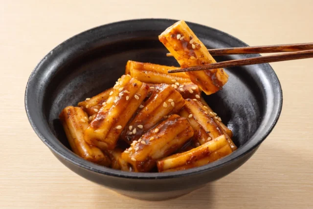 麻辣醤だれとごまを絡めたぷるもち食感の旨辛ブンモジャ