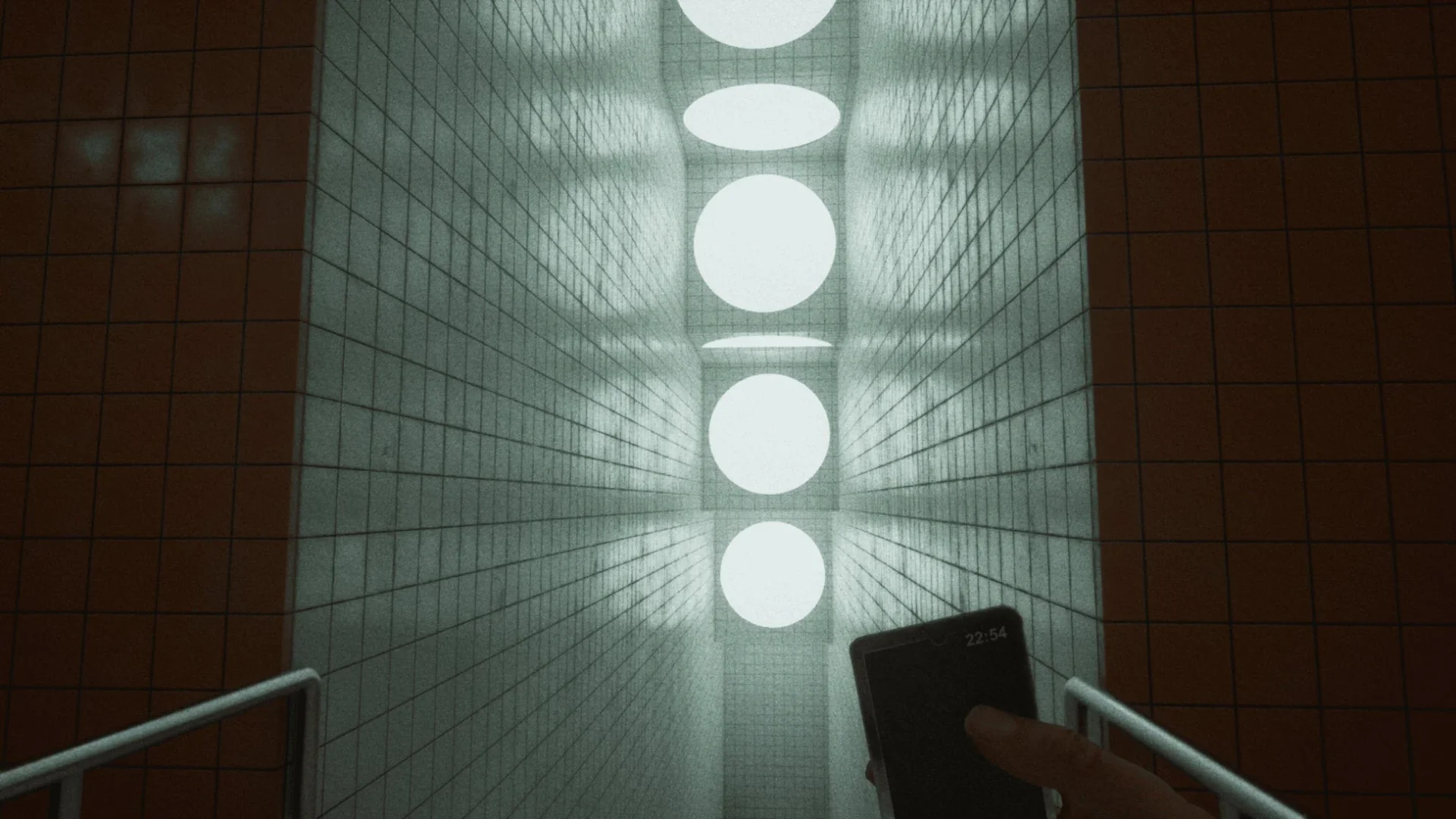 『BrokenLore: UNFOLLOW』ゲーム画面：薄暗い通路でスマホを持つ主人公