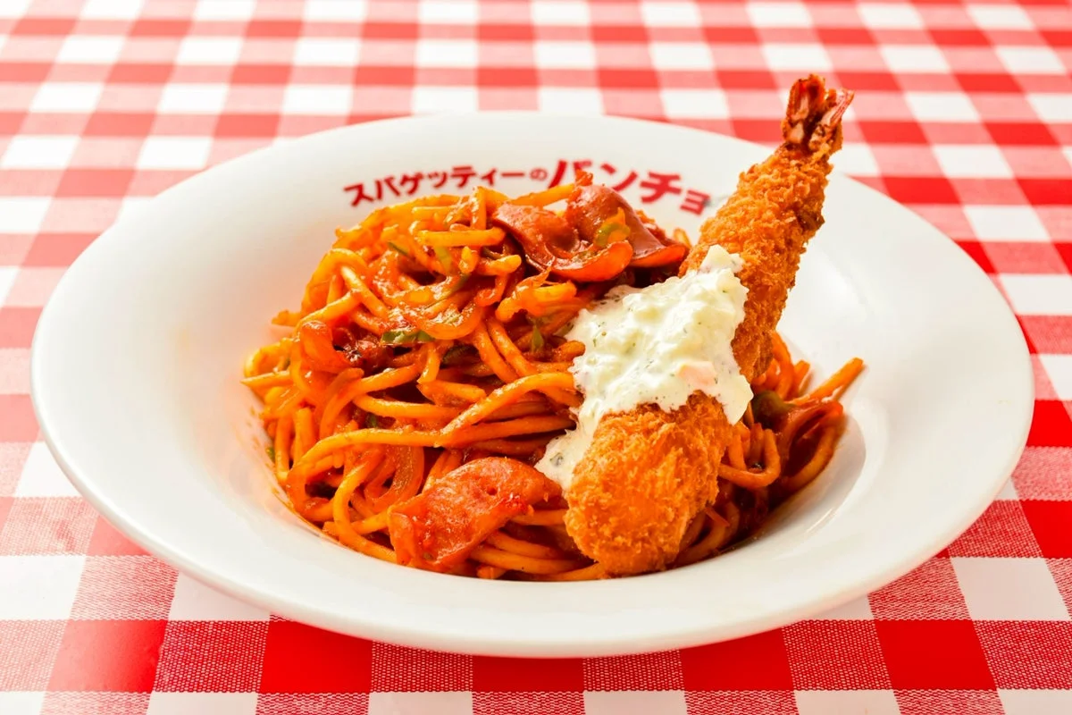 「デカっ！ぷりっ！Bin！Bin！エビフライ」がトッピングされたナポリタン。