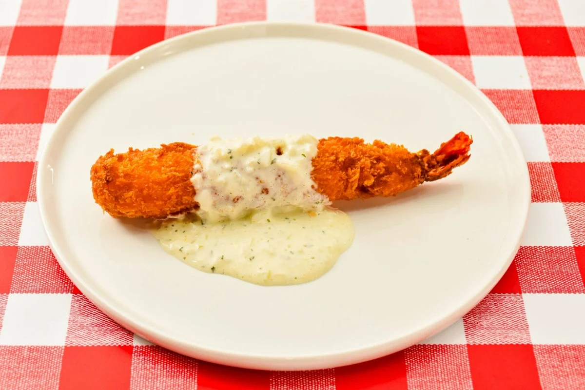 タルタルソースがたっぷりかかった「デカっ！ぷりっ！Bin！Bin！エビフライ」単体。