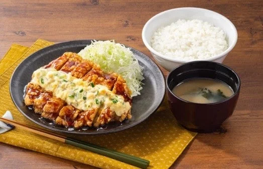 ご飯と味噌汁が付いた本格宮崎チキン南蛮定食