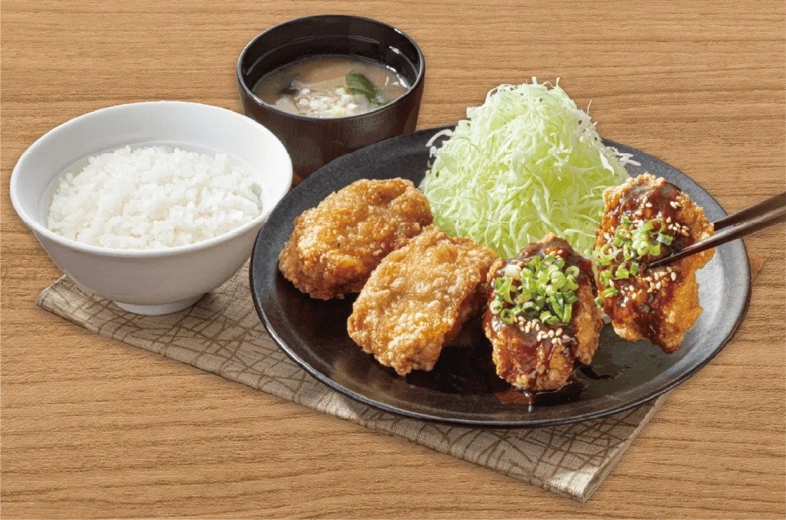 濃厚味噌のコク旨広がる合盛りから揚げ定食4個