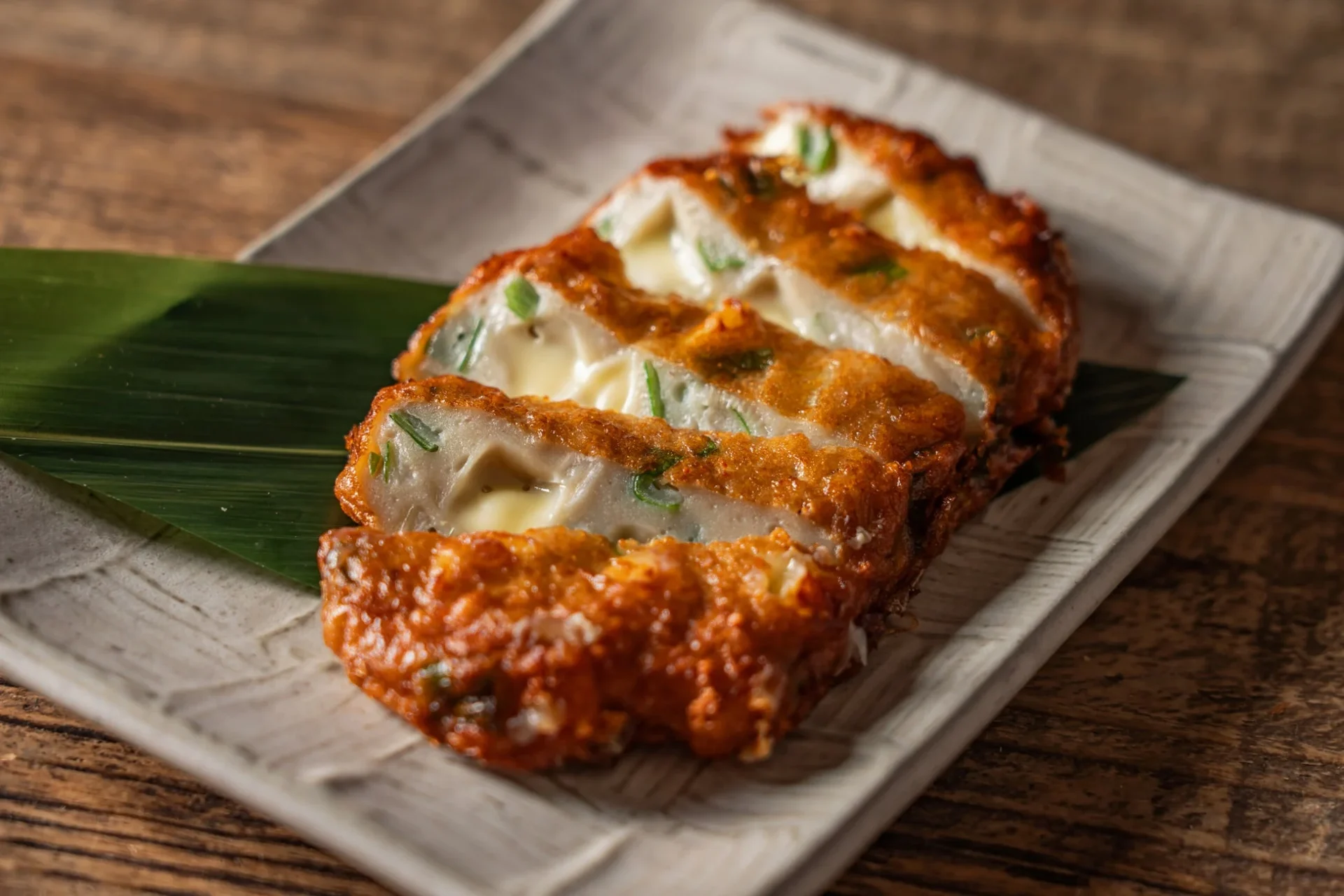 栗原ねぎとチーズの飫肥天。切り分けられた飫肥天からチーズがとろけているのが見える。