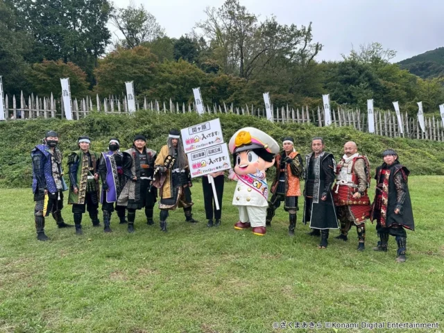 桃太郎が関ヶ原合戦祭りに参加し、武将たちと記念撮影している様子