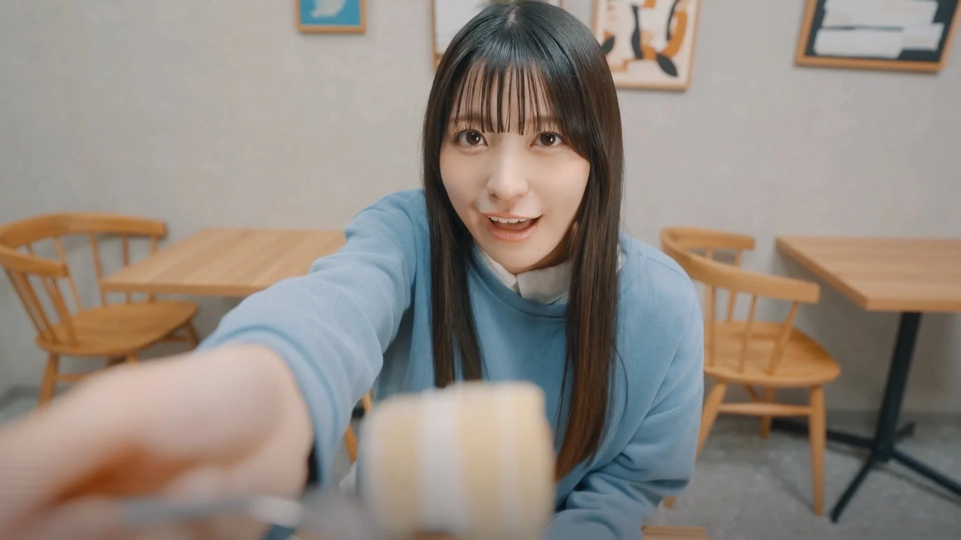 ゲームプレイ画面：ヒロインがケーキを差し出すシーン