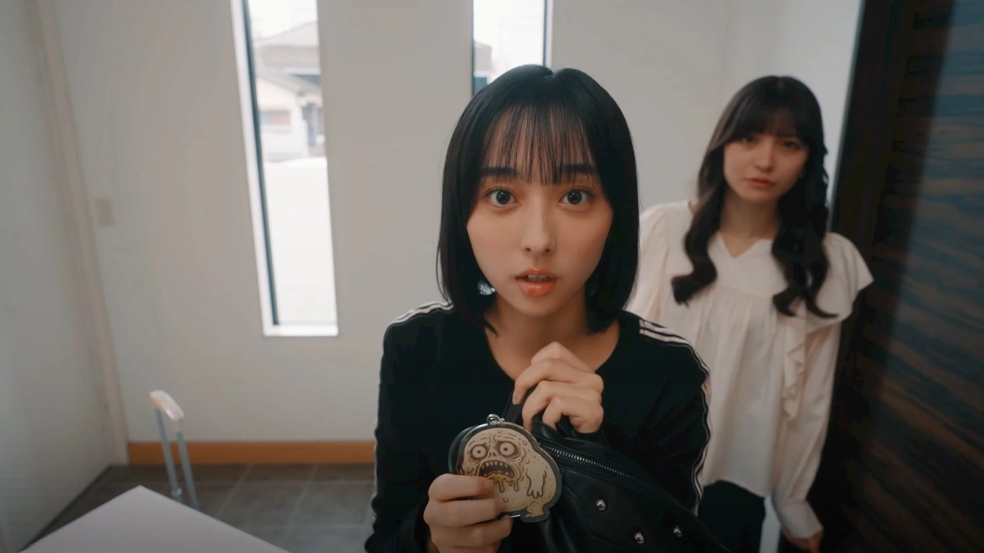 ゲームプレイ画面：シェアハウスでヒロインたちが会話するシーン