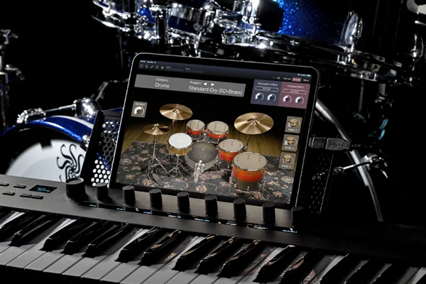 iPadでKORG Moduleがキーボードに接続され動作している様子