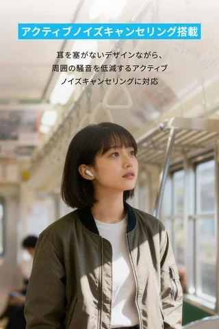 電車内でSoundcore Liberty Budsを装着し、アクティブノイズキャンセリングを使用する女性。
