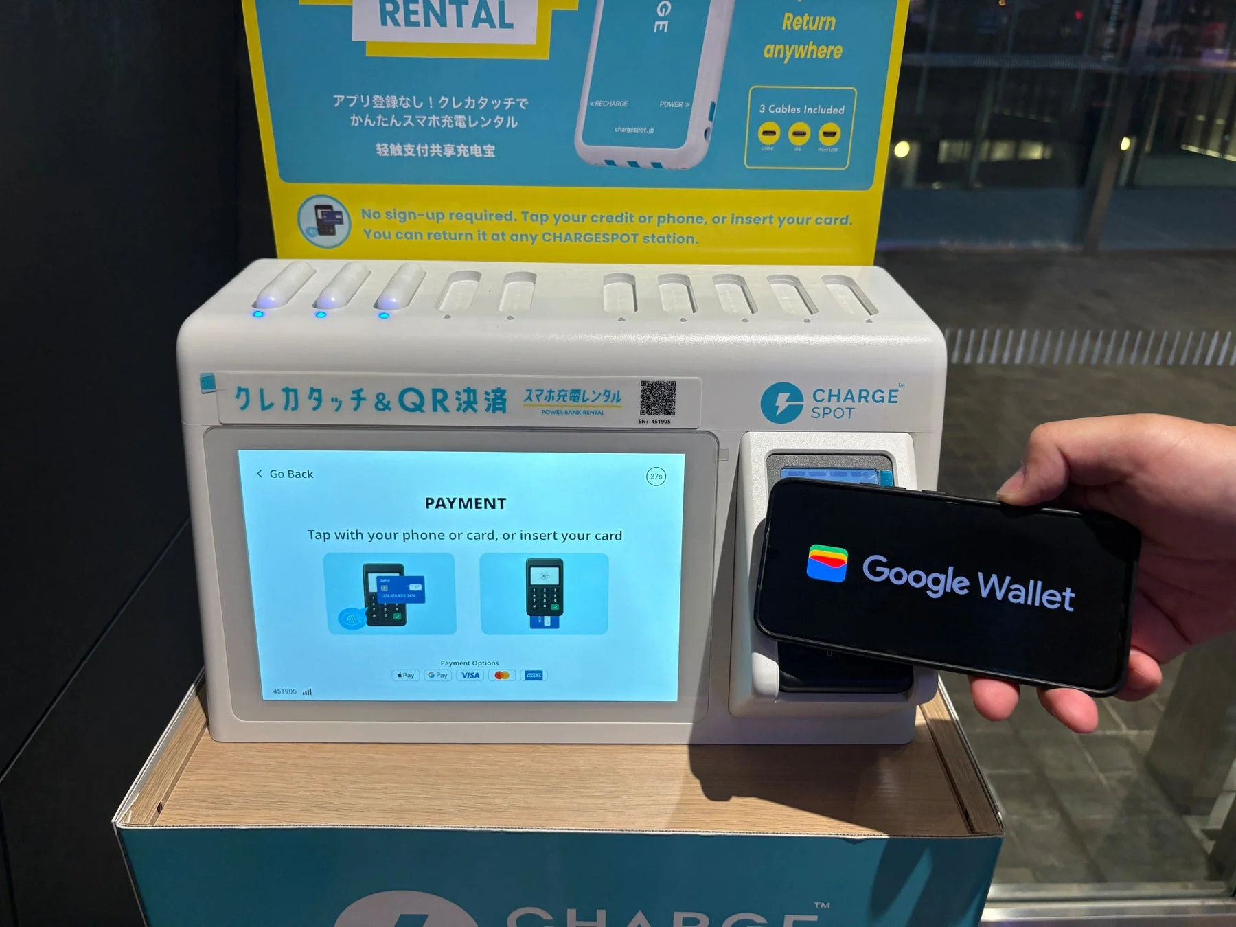 CHARGESPOTクレカタッチモデルでスマートフォン決済を行う様子