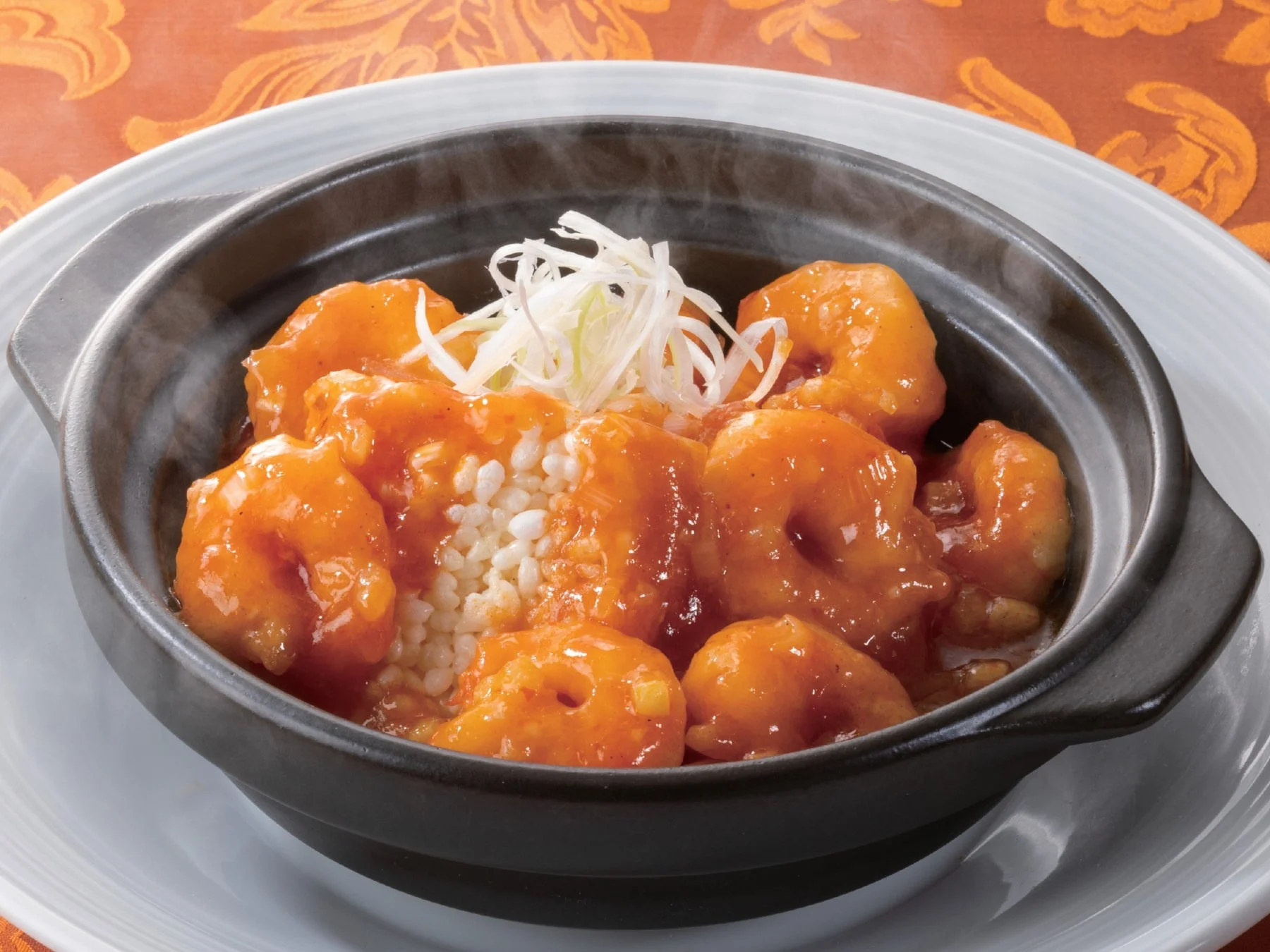 ぷりぷりの海老チリソースがかかった熱々おこげ