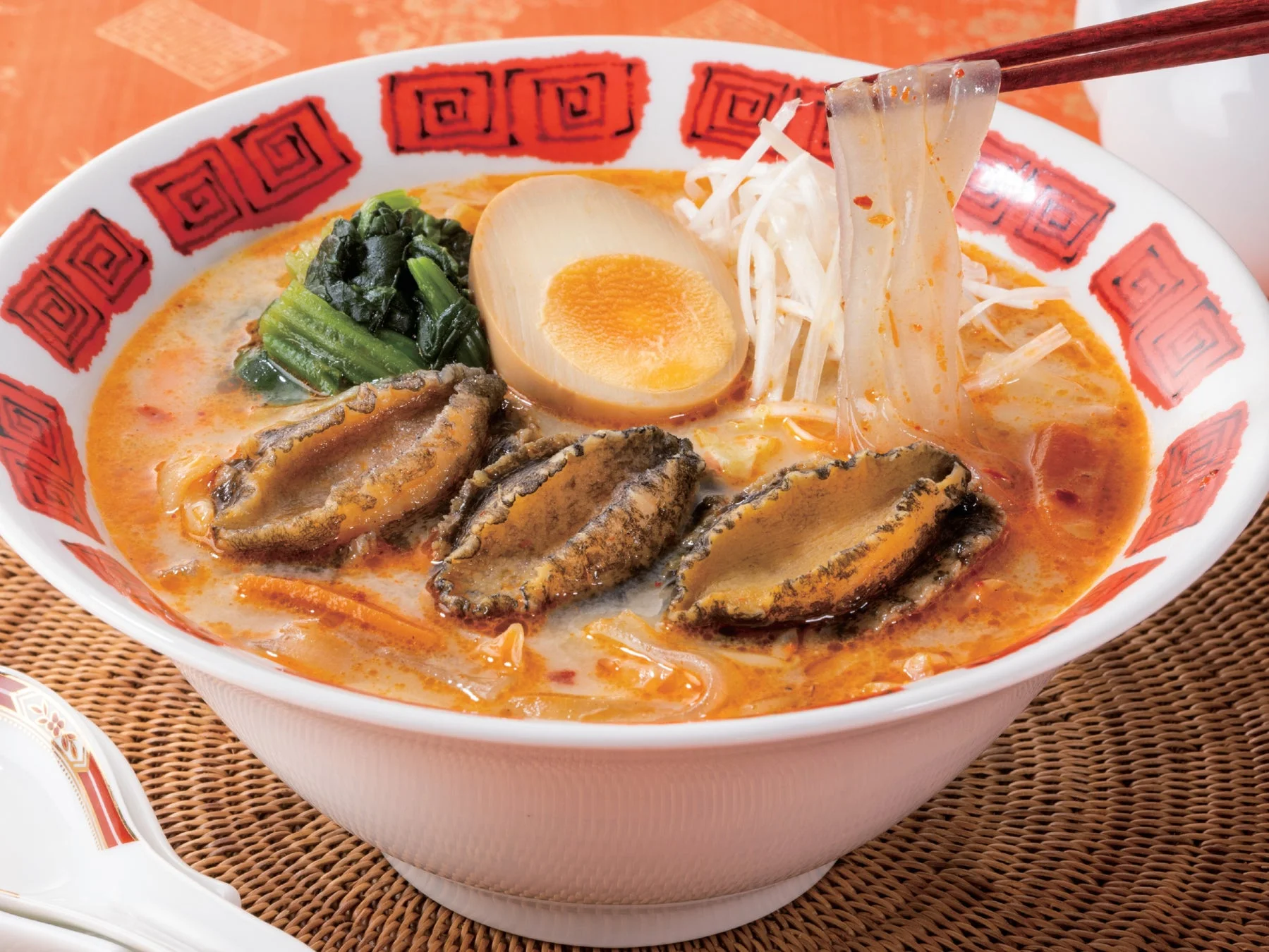 柔らかい鮑が3個乗った本格的な麻辣湯