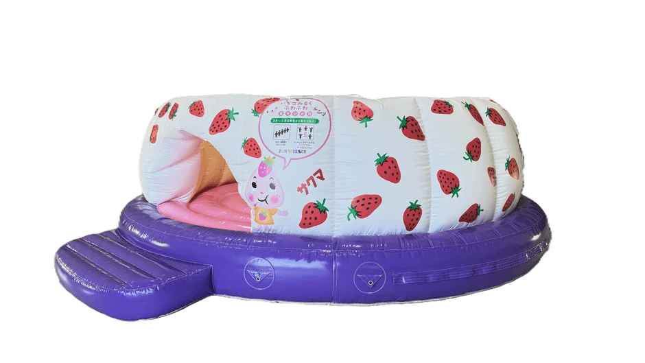 いちごみるくをテーマにした立体エアー遊具「いちごみるく ふわふわ」