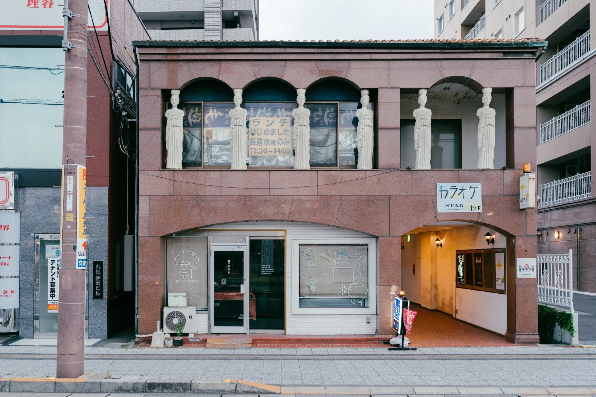 GOODLUCK GRANDPA PIZZAとしてリノベーションされる前の旧馬場商事事務所の外観