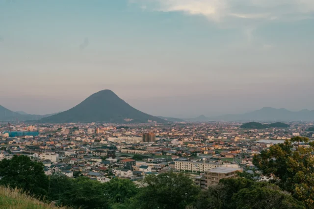 丸亀城周辺の街並みと飯野山（讃岐富士）