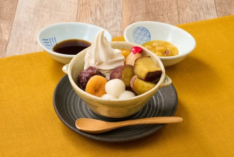 夢庵「ひんやり焼き芋のソフト白玉あんみつ」と黒みつ、おさつソース