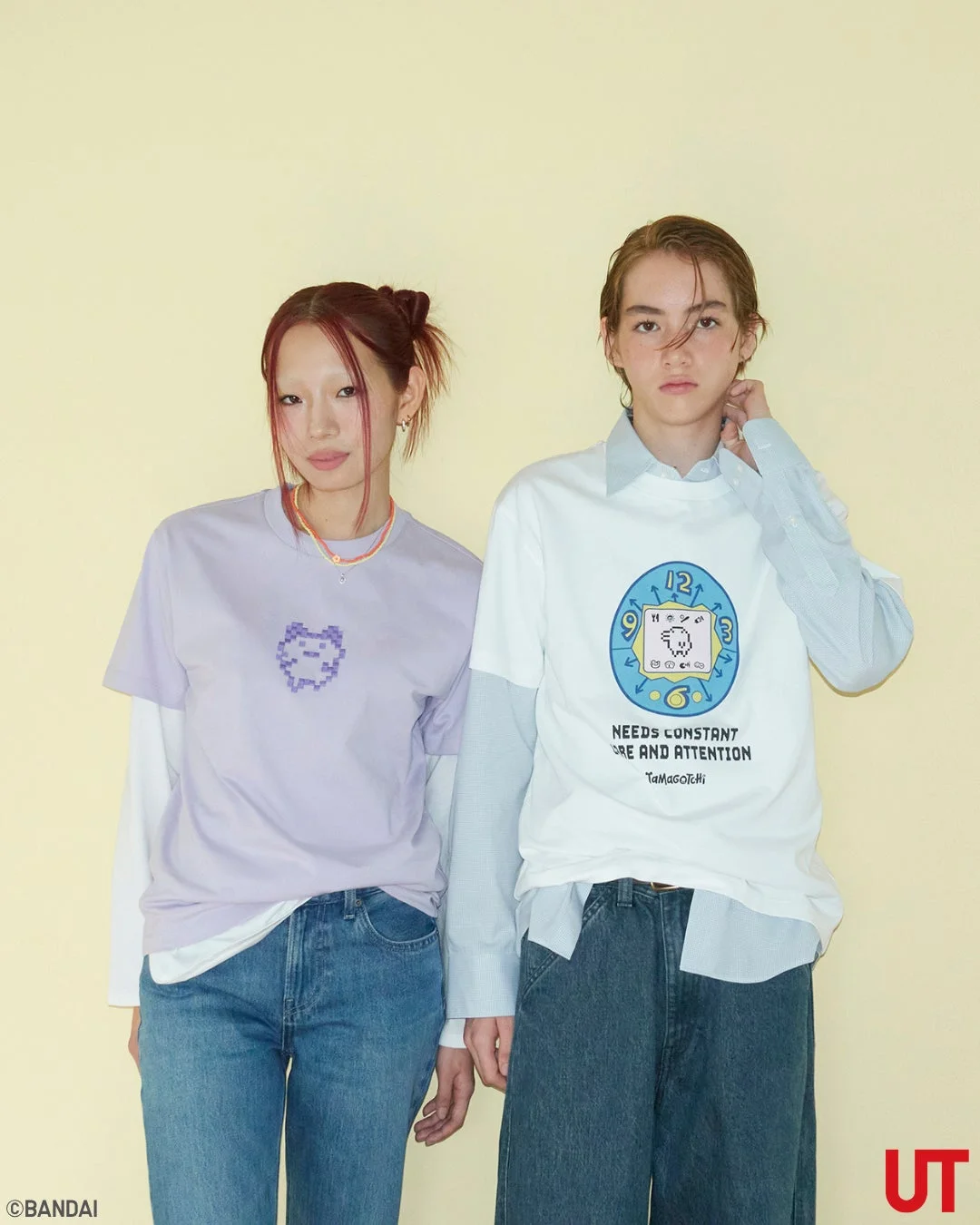 モデルが着用するたまごっちUTの紫と白Tシャツ