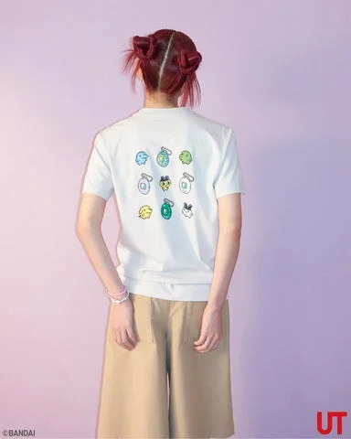 モデルが着用するロゴ&キャラクターTシャツ(背面)