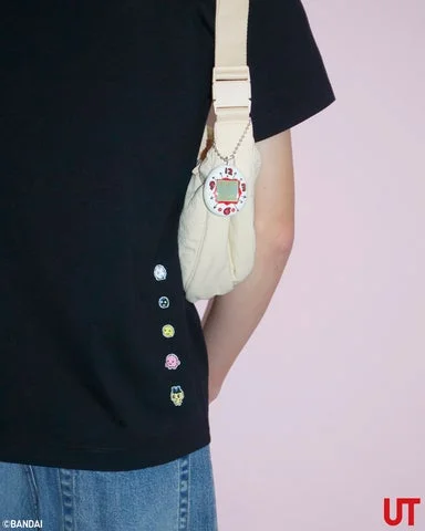 モデルが着用するTシャツとたまごっち本体(背面)