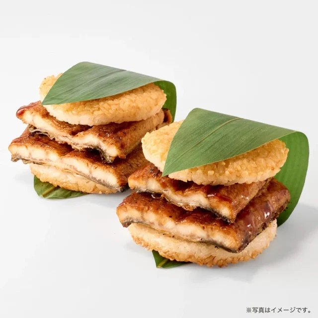 笹の葉に包まれた「炭焼き 国産鰻重バーガー」が2個並んだ様子