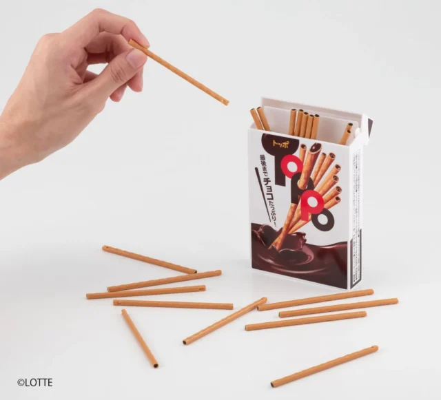 トッポショックのスティックが引き抜かれ、周囲に散らばる様子