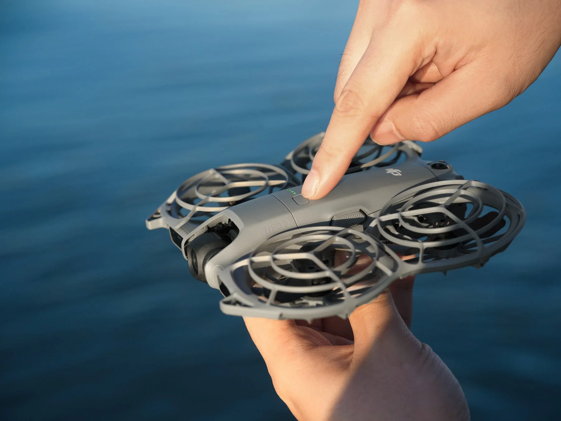 DJI Neo 2を手のひらから離陸させる様子