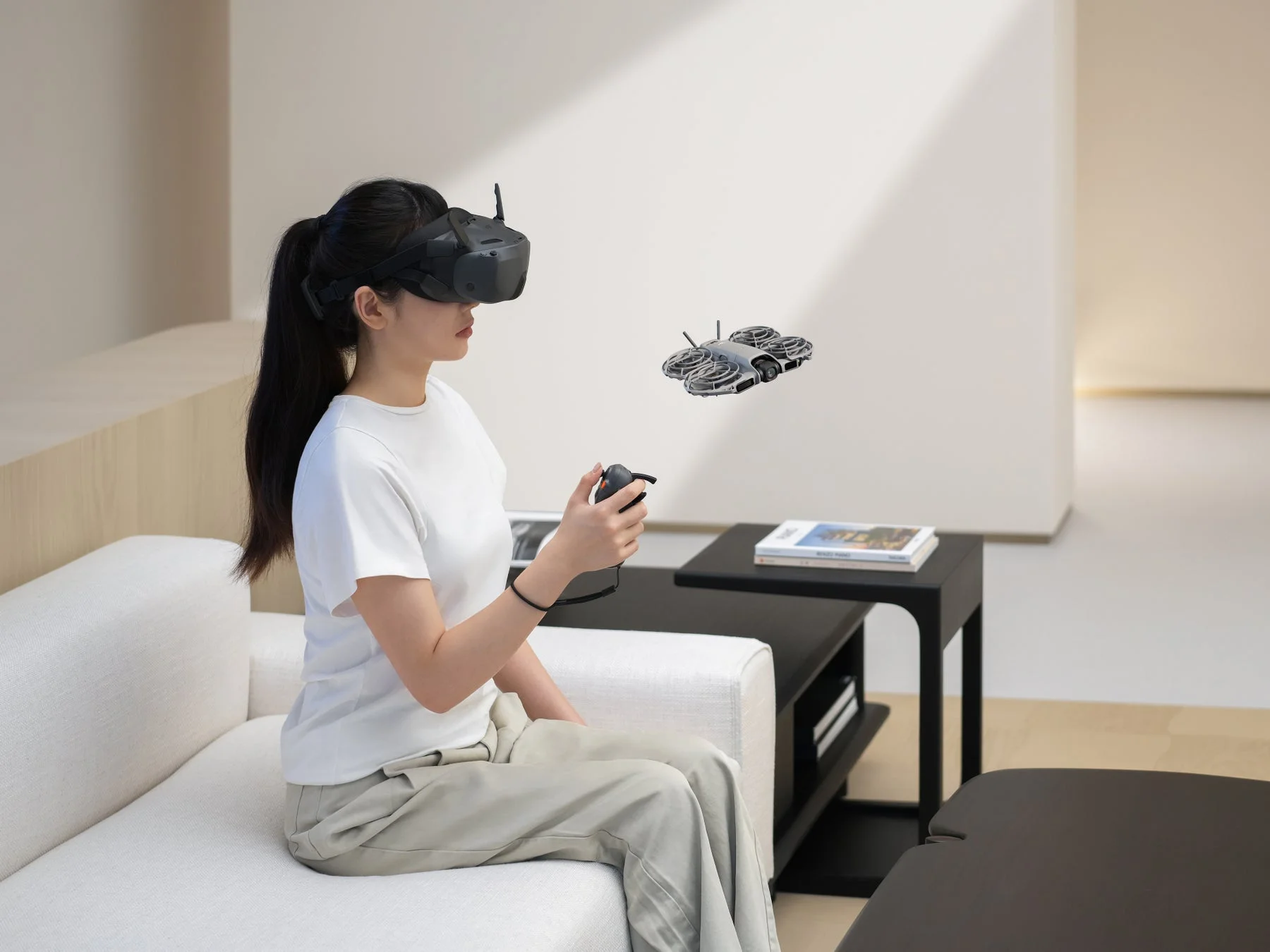 FPVゴーグルとモーションコントローラーでDJI Neo 2を操作する女性