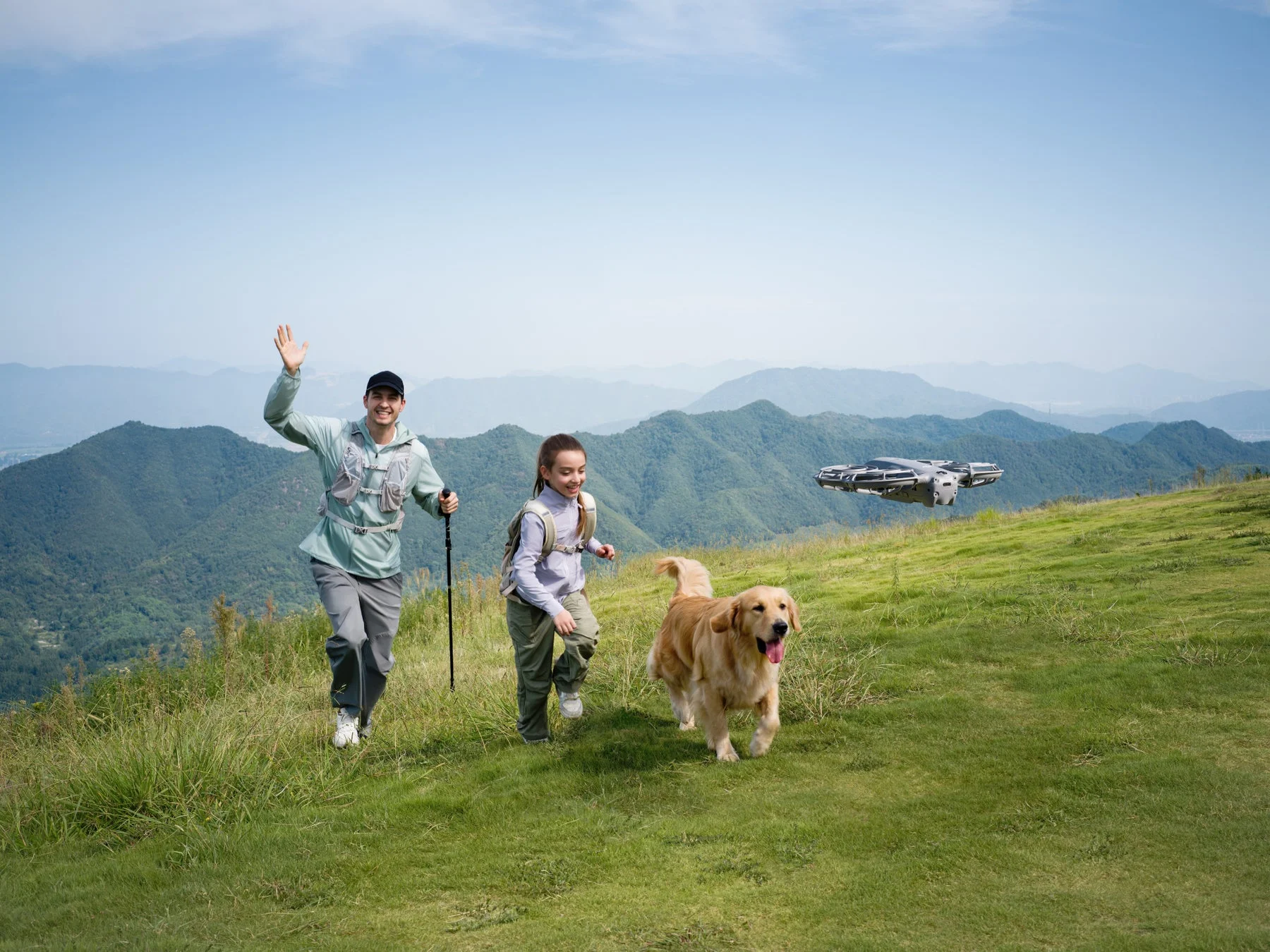 山をハイキングする家族と犬を追従撮影するDJI Neo 2