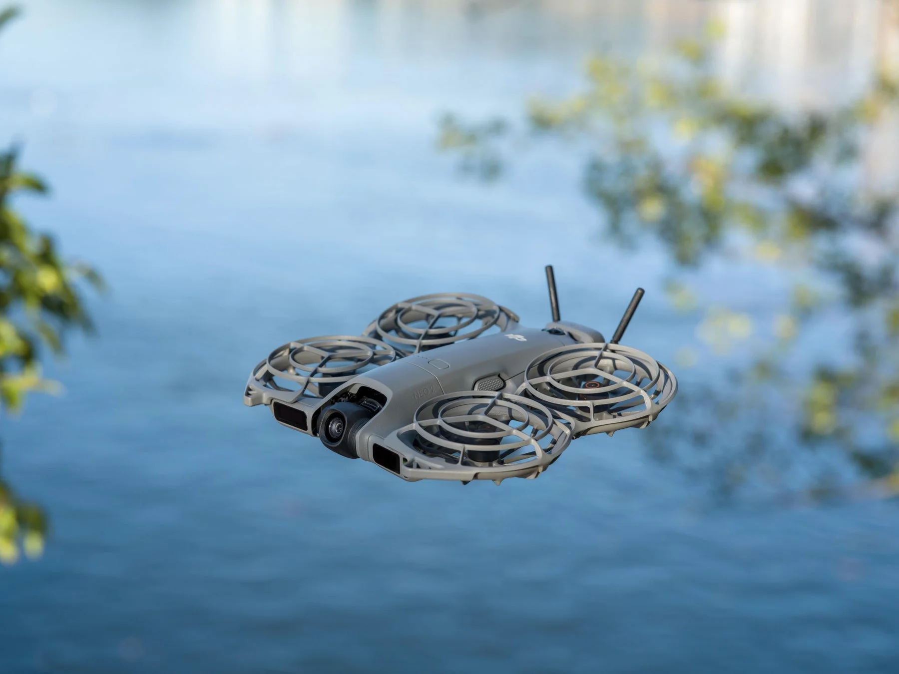 水面近くで安定してホバリングするDJI Neo 2